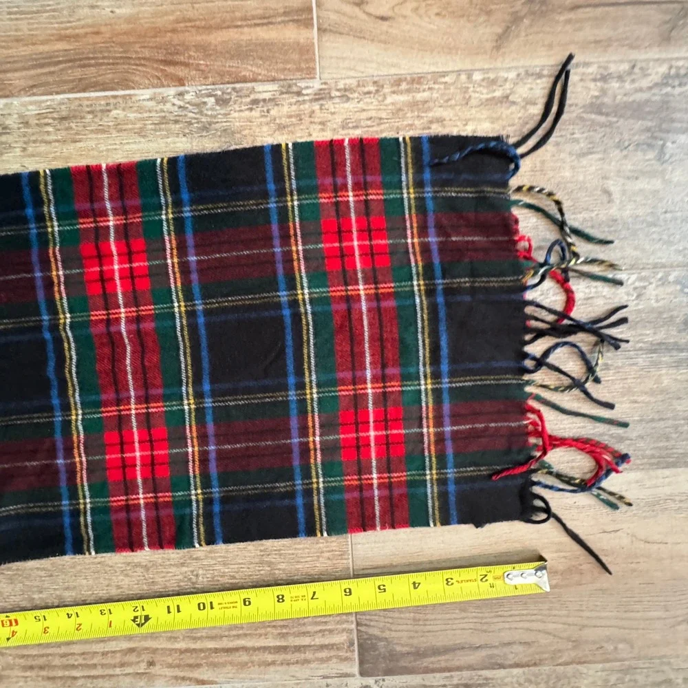 Roundtree & Yorke Plaid Scarf Black‎ Red Green Blue Fringe Acrylic